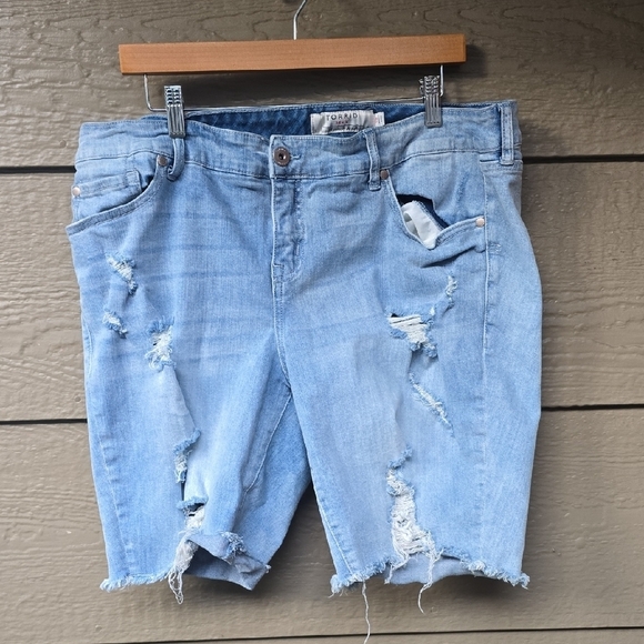 Torrid Boyfriend  Vintage Stret Denim Distructed Bermuda Shorts 18 - Picture 5 of 15